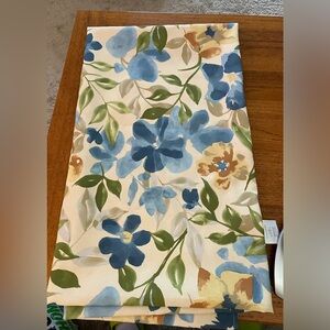 J, Queen New York Floral Patterned tablecloth 100’ x 60” rectangular